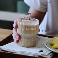 Kaffeetasse aus Glas mit vertikalen Streifen – stilvolles Trinkgeschirr für Milch, Tee, Saft
