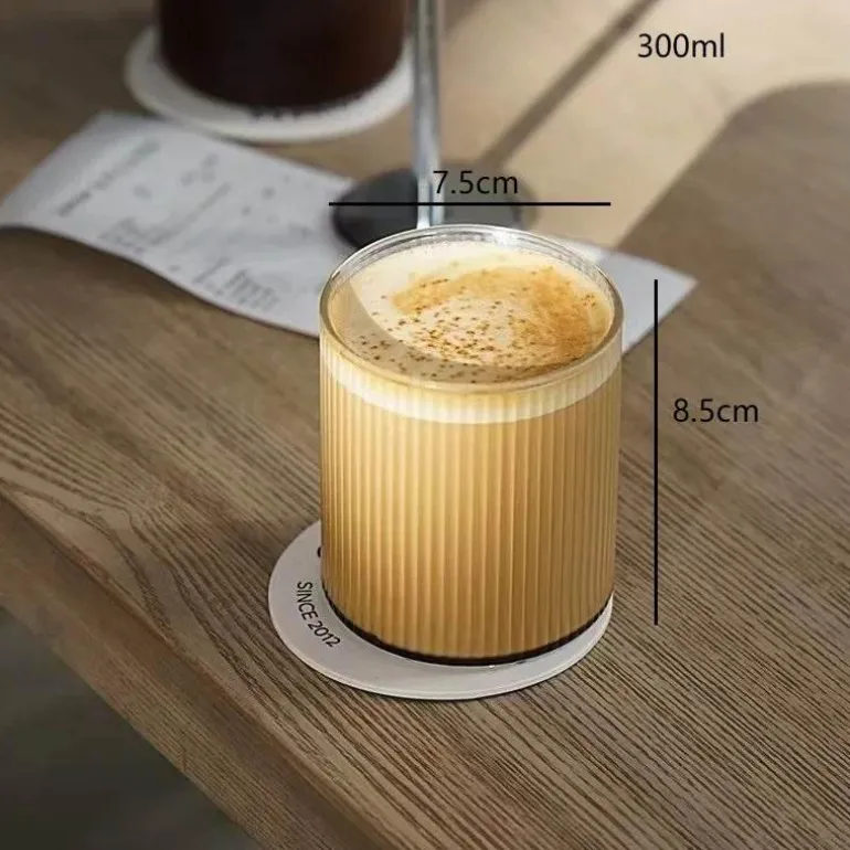 Kaffeetasse aus Glas mit vertikalen Streifen – stilvolles Trinkgeschirr für Milch, Tee, Saft