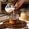 Kaffeetasse mit vertikalen Streifen – ideal für Milch, Tee und Saft