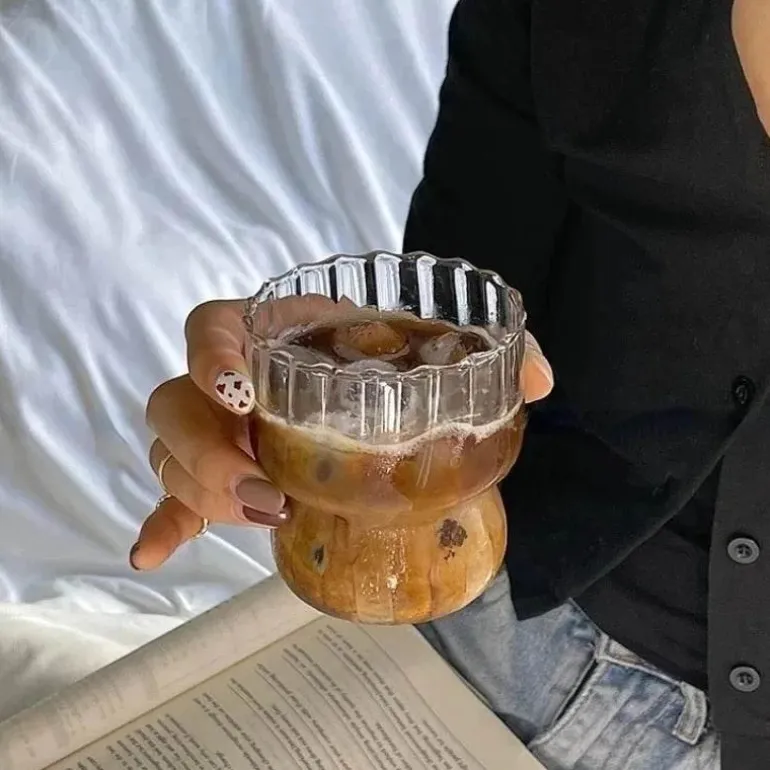 Kaffeetasse mit vertikalen Streifen – ideal für Milch, Tee und Saft