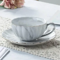 Kaffeetasse und Untertasse aus Porzellan mit Marmorstruktur – elegantes Nachmittagstee-Set