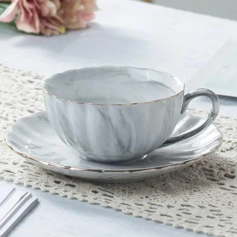 Kaffeetasse und Untertasse aus Porzellan mit Marmorstruktur – elegantes Nachmittagstee-Set