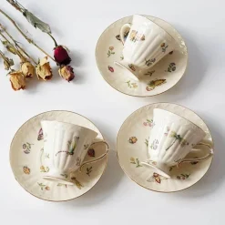 Kaffeetassen- und Tellerset aus Keramik mit Tablett mit Reliefrose