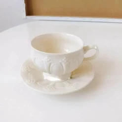 Kaffeetassen- und Tellerset aus Keramik mit Tablett mit Reliefrose