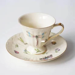 Kaffeetassen- und Tellerset aus Keramik mit Tablett mit Reliefrose