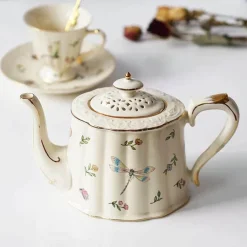 Kaffeetassen- und Tellerset aus Keramik mit Tablett mit Reliefrose