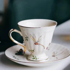 Kaffeetassen- und Tellerset aus Keramik mit Tablett mit Reliefrose