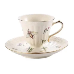 Kaffeetassen- und Tellerset aus Keramik mit Tablett mit Reliefrose