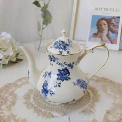 Kaffeetassen- und Tellerset aus Keramik mit Tablett mit Reliefrose