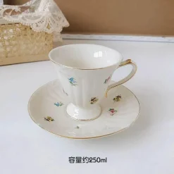 Kaffeetassen- und Tellerset aus Keramik mit Tablett mit Reliefrose