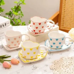 Kaffeetassen-Set mit Herzhenkel – handbemalte rosa Herzen, 250 ml