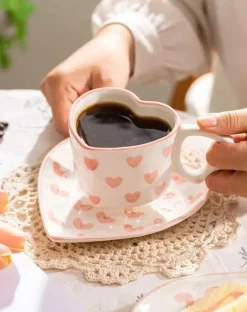 Kaffeetassen-Set mit Herzhenkel – handbemalte rosa Herzen, 250 ml