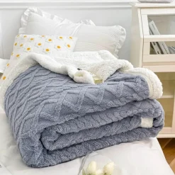 Karierte Überwurfdecke – Gemütlicher Wohndekor-Akzent