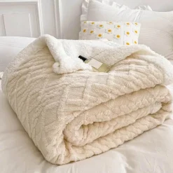 Karierte Überwurfdecke – Gemütlicher Wohndekor-Akzent