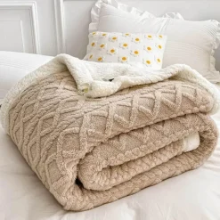 Karierte Überwurfdecke – Gemütlicher Wohndekor-Akzent