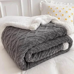 Karierte Überwurfdecke – Gemütlicher Wohndekor-Akzent