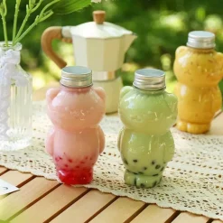 Katzen-Getränkeflasche, umweltfreundlich, im Cartoon-Stil, Trinkbegleiter