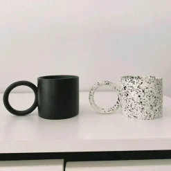 Keramikbecher mit schwarzem Henkel – White Splash Design