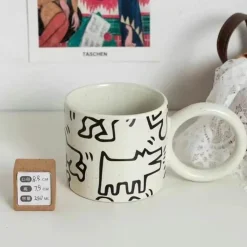 Keramikbecher mit schwarzem Henkel – White Splash Design