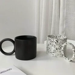 Keramikbecher mit schwarzem Henkel – White Splash Design