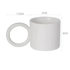 Keramikbecher mit schwarzem Henkel – White Splash Design