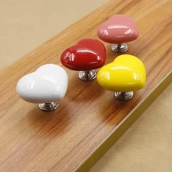 Keramik-Schrankgriff in Herzform – dekorativer Türknauf-Akzent