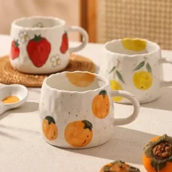 Keramiktasse mit Fruchtmischung – Buntes Küchengeschirr