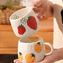 Keramiktasse mit Fruchtmischung – Buntes Küchengeschirr