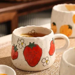 Keramiktasse mit Fruchtmischung – Buntes Küchengeschirr