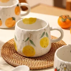 Keramiktasse mit Fruchtmischung – Buntes Küchengeschirr