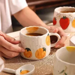 Keramiktasse mit Fruchtmischung – Buntes Küchengeschirr