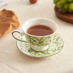 Keramikteller mit Blumenmuster – Dekoratives Geschirr