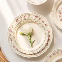 Keramikteller mit Rosenprägung – Elegantes Blumengeschirr