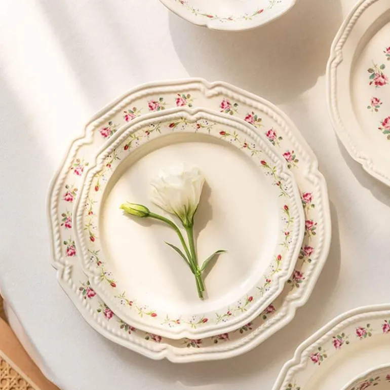 Keramikteller mit Rosenprägung – Elegantes Blumengeschirr