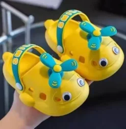 Kinderhausschuhe mit Cartoon-Flugzeug - Sommerschuhe für draußen