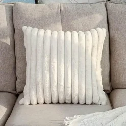 Kissenbezug aus Kunstfell – moderner strukturierter Akzent für die Inneneinrichtung