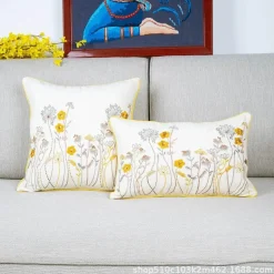 Kissenbezug mit botanischem Blumenmuster – Dekorativer Kissenbezug im Landhausstil