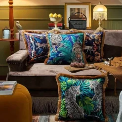 Kissenbezug mit Dschungeltieren – Luxus-Satin mit goldenen Quastenfransen