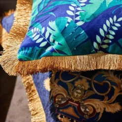 Kissenbezug mit Dschungeltieren – Luxus-Satin mit goldenen Quastenfransen