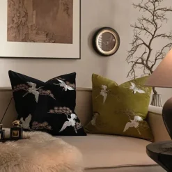 Kissenbezug mit Kiefernkranich-Stickerei – Stilvoller Akzent für die Inneneinrichtung