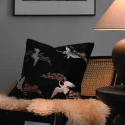 Kissenbezug mit Kiefernkranich-Stickerei – Stilvoller Akzent für die Inneneinrichtung