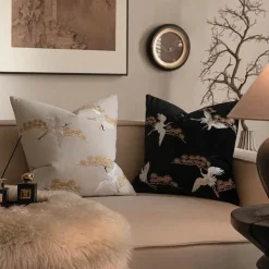 Kissenbezug mit Kiefernkranich-Stickerei – Stilvoller Akzent für die Inneneinrichtung