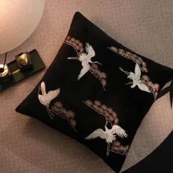 Kissenbezug mit Kiefernkranich-Stickerei – Stilvoller Akzent für die Inneneinrichtung