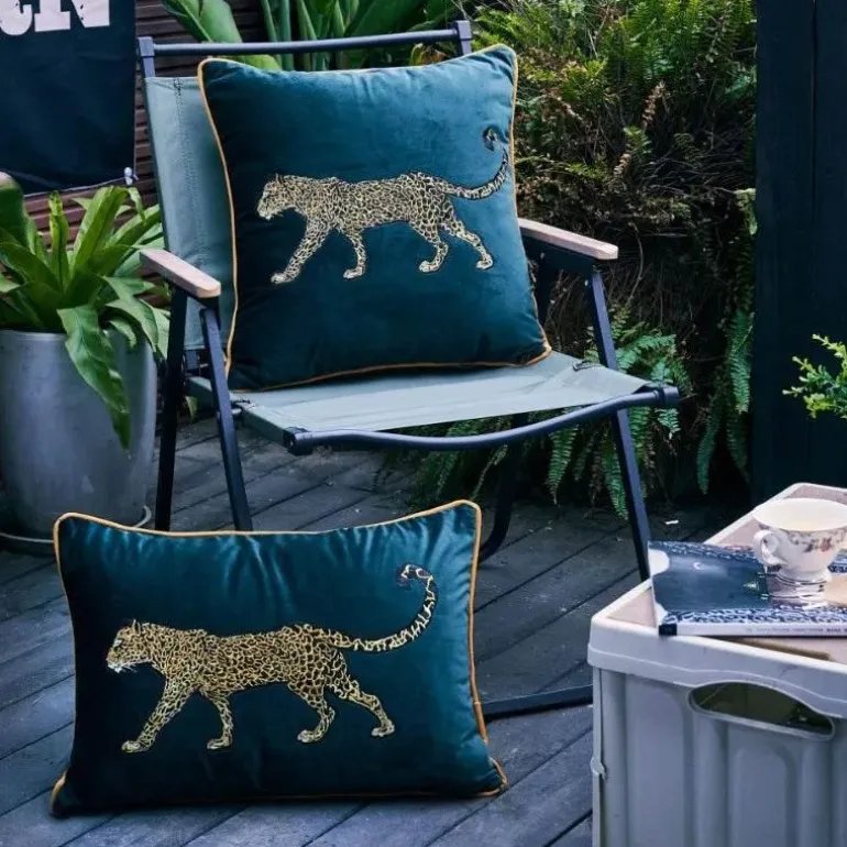 Kissenbezug mit Leopardenstickerei – Dekoratives Akzentkissen mit Tiermuster