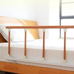 Klappbarer Handlauf am Bett – Stützgeländer für die Altenpflege