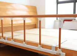 Klappbarer Handlauf am Bett – Stützgeländer für die Altenpflege
