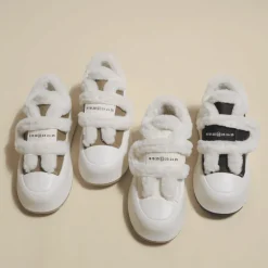 Klobige Plateauschuhe – Plüsch-Schuhwerk mit erhöhtem Absatz