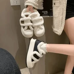 Klobige Plateauschuhe – Plüsch-Schuhwerk mit erhöhtem Absatz