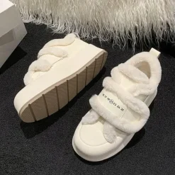 Klobige Plateauschuhe – Plüsch-Schuhwerk mit erhöhtem Absatz