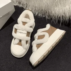 Klobige Plateauschuhe – Plüsch-Schuhwerk mit erhöhtem Absatz